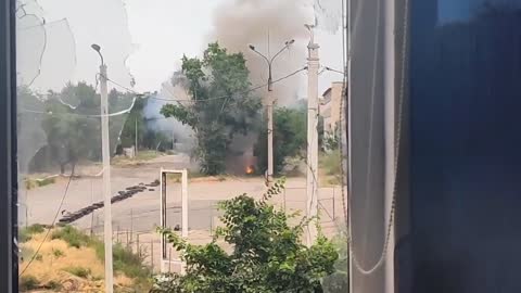 Ukrainian forces in severodonetsk destroying a Russian vehicle