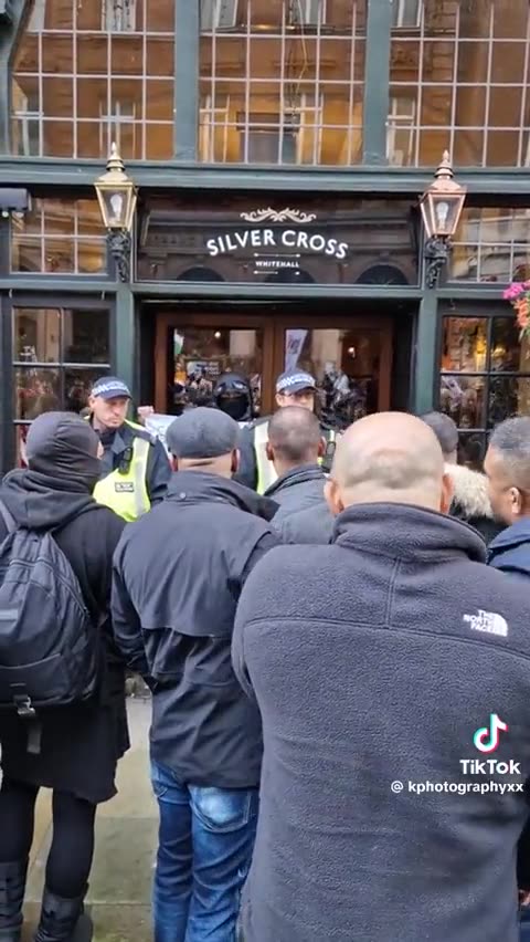 EnglishmanHoldingUpHisOwnFlagNeedsToBeProtectedByPoliceFromViolentImmigrantsInMajorityNonWhiteLondon