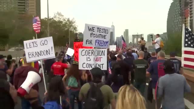 LIVE: NYC workers march across Brooklyn Bridge in protest of vaccine mandate - 25.10.2021