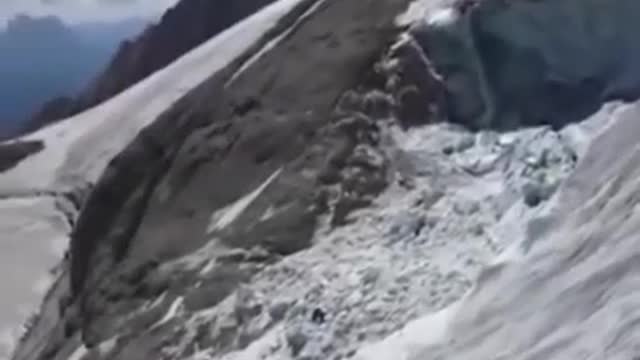 Italian glacier cracks 25 meters, another glacier collapses, killing 11