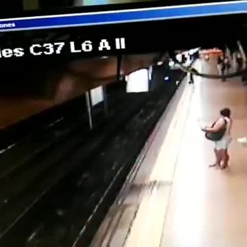 Video: Hombre patea y empuja a otro a las vías del metro en Madrid