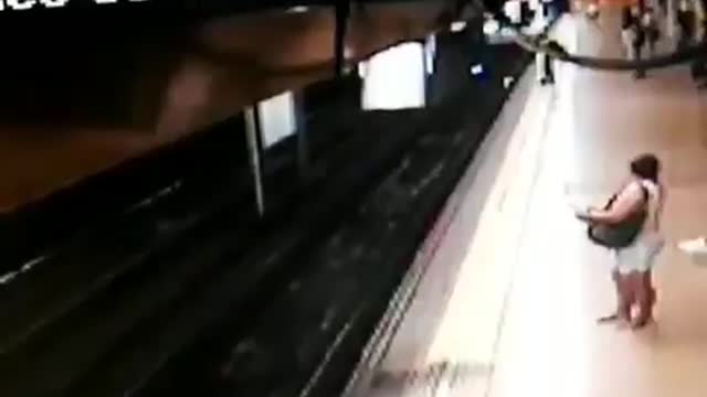 Video: Hombre patea y empuja a otro a las vías del metro en Madrid