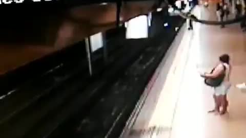 Video: Hombre patea y empuja a otro a las vías del metro en Madrid