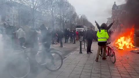 Antifa and anti-Covid mandate rioters in Brussels start fires on the street