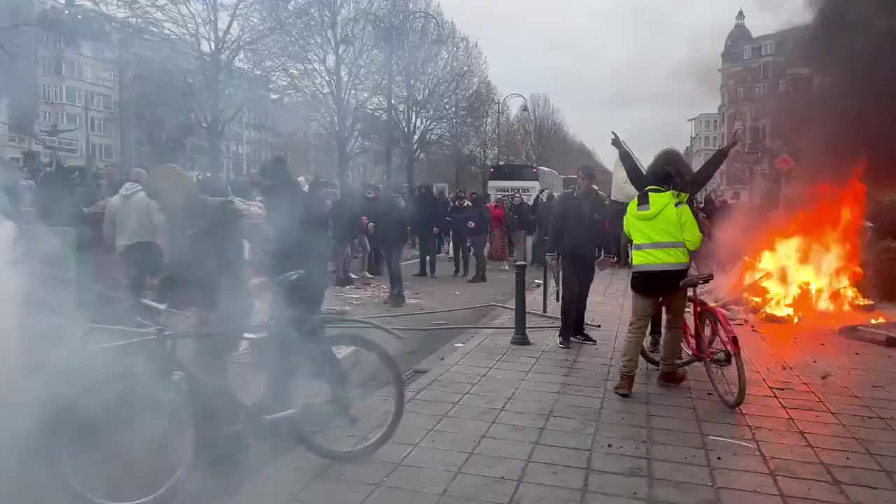 Antifa and anti-Covid mandate rioters in Brussels start fires on the street