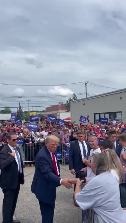 Huge Crowd Of Patriots Welcome Trump Into New Hampshire