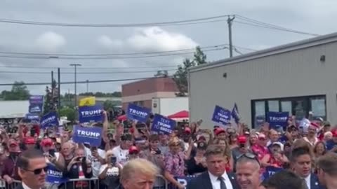 Huge Crowd Of Patriots Welcome Trump Into New Hampshire