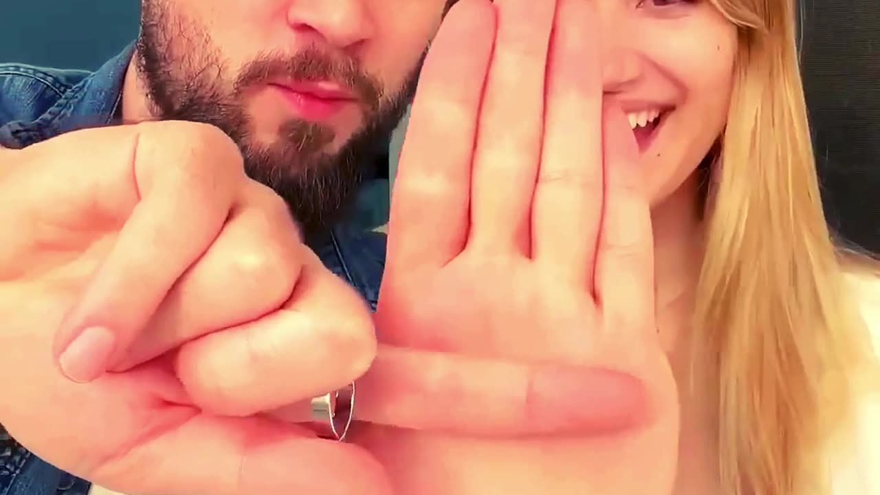 You Wonโt Believe Her Reaction to This Magic Trick! ๐๐ฉ