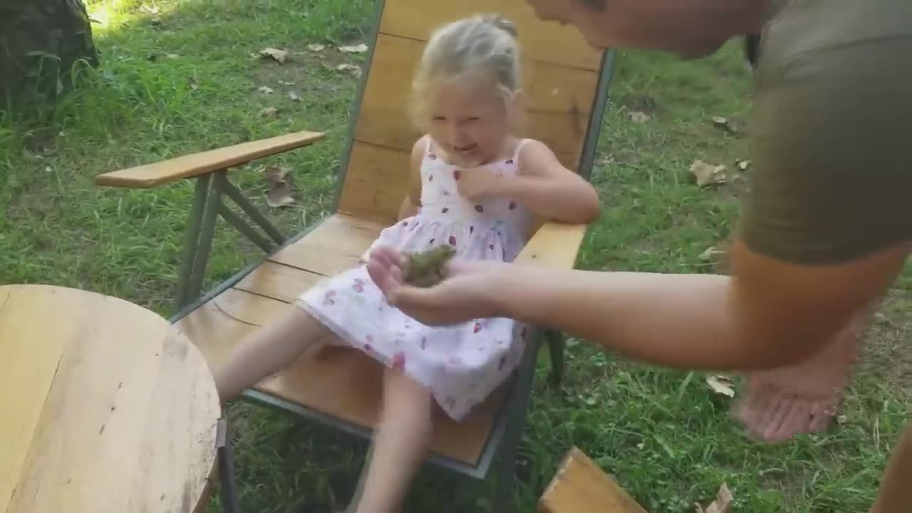 Adorable meeting between kids and animals