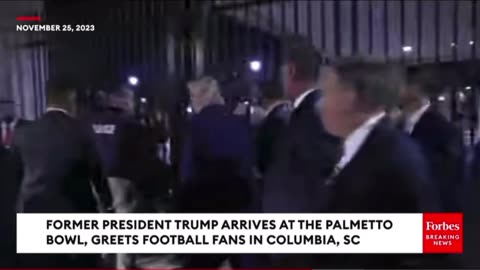 Is President Trump handing out POPCORN🍿?