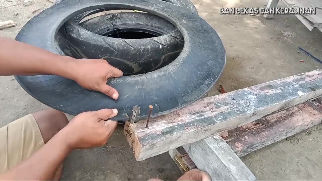 Manual tool for splitting tire