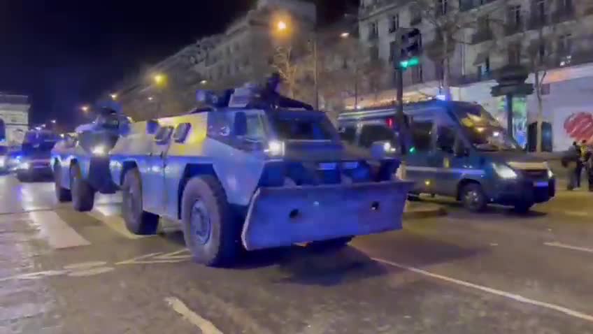 Blindati ancora schierati dopo ore di carica sui manifestanti