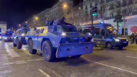 Blindati ancora schierati dopo ore di carica sui manifestanti