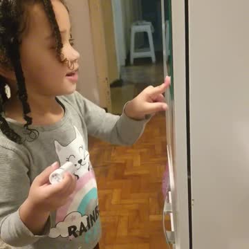 Olha só minha netinha passando batom