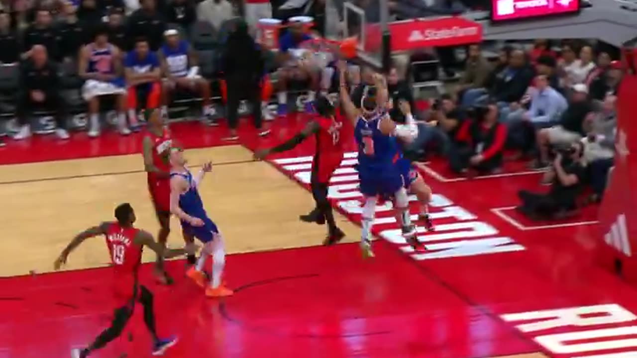 NBA - Aaron Holiday rocks the rim! Rockets-Knicks