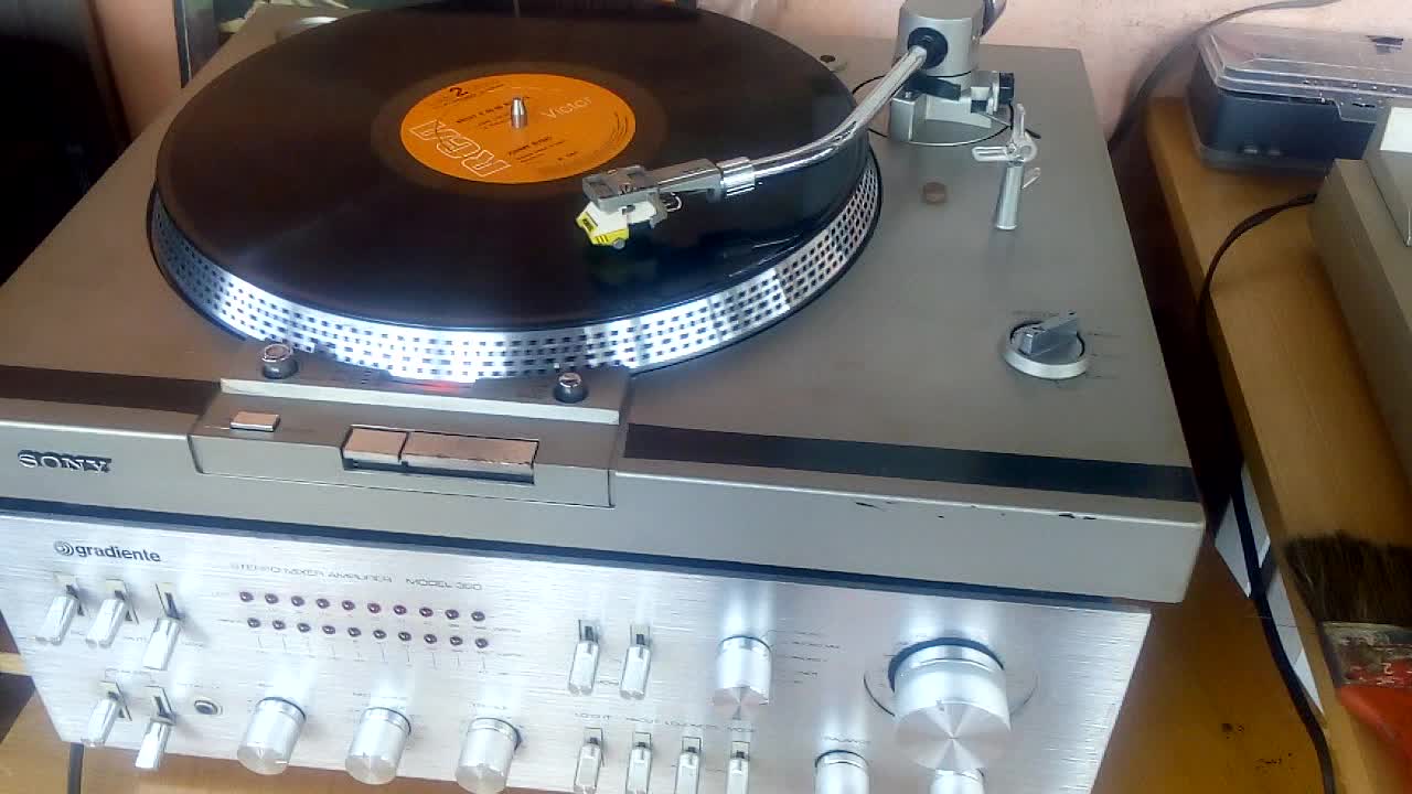 Toca disco Sony PS T20 Direct Drive VS Gradiente B-25 Belt Drive