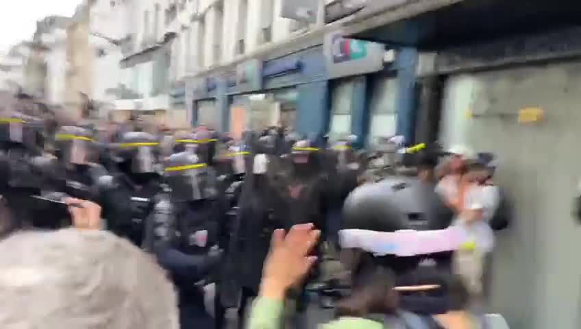 Clashes between Macron's minions and protesters.