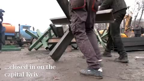 Ukrainians assemble anti-tank barricades as Kyiv braces for Russian onslaught _