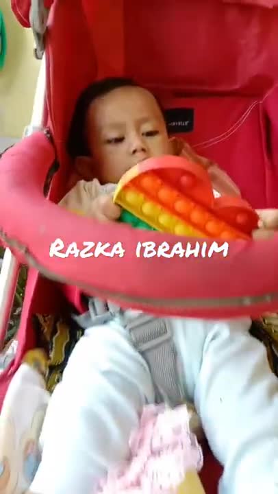 a small child wants to sleep holding a popit.