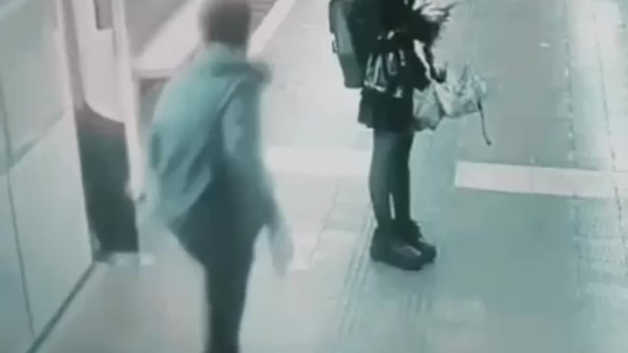 schlag in U-Bahn