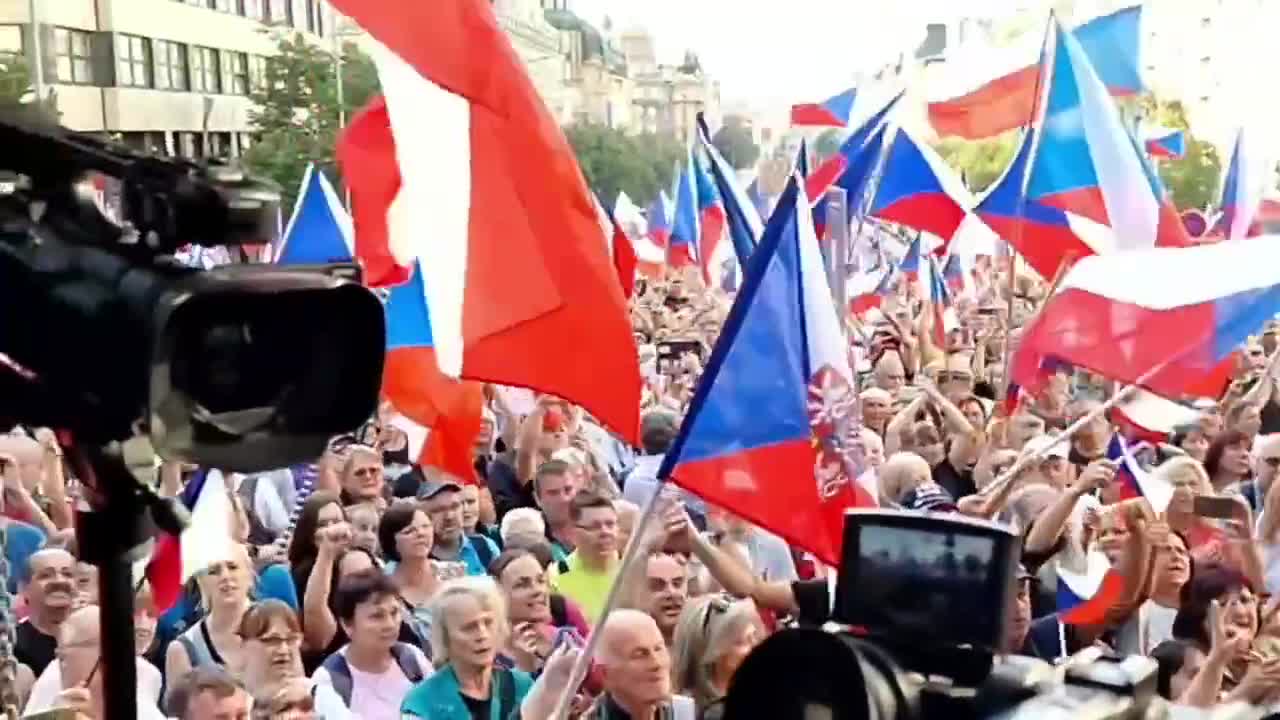 PRAGUE 🇨🇿 100,000 people march for freedom to protest the Czech government amidst soaring energy prices.