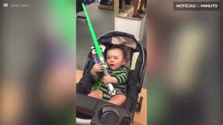 Bebê se diverte com sabre de luz de Star Wars