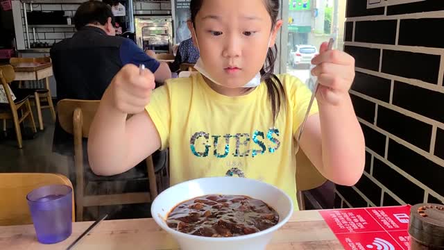 9-year-old Korean girl eating jajangmyeon