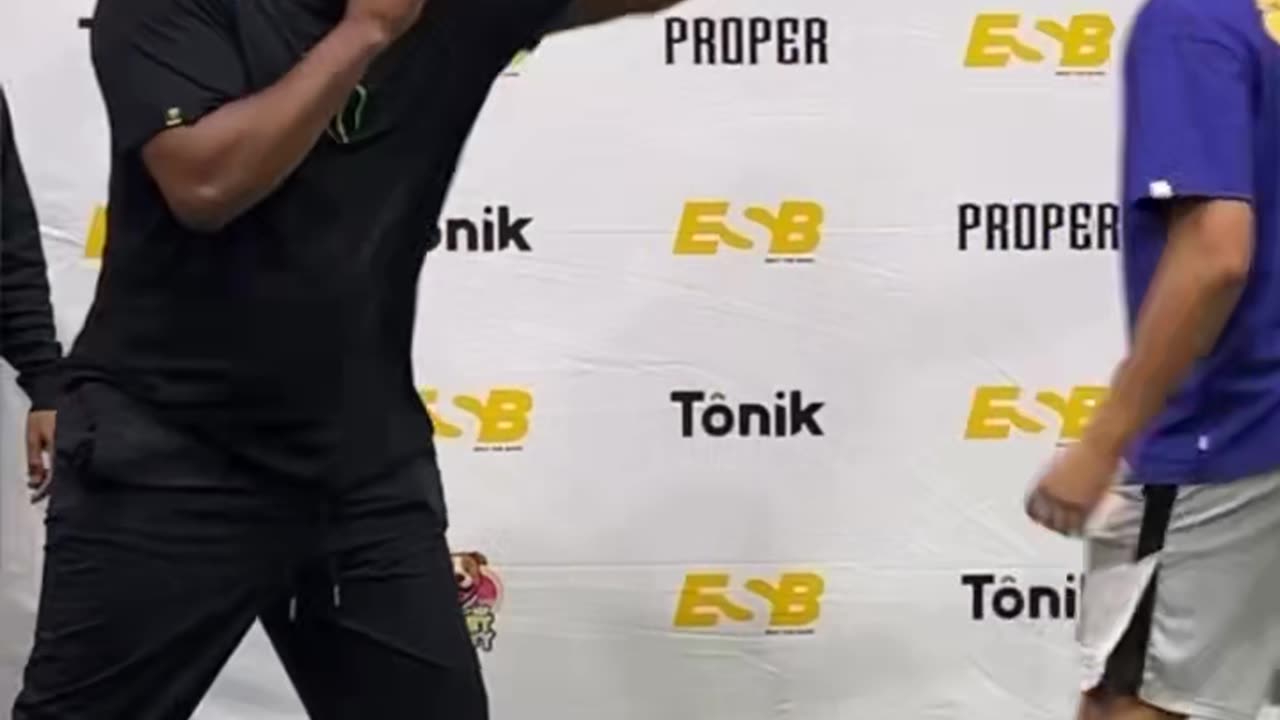 Jon Jones wreck this idiot fan who asked the UFC champ to leg-kick him