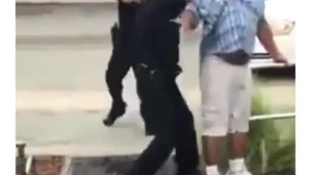 Police tries to neutralize a drunk man