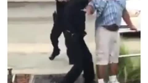 Police tries to neutralize a drunk man