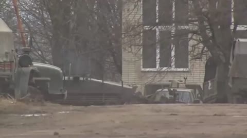 Russian soldiers trapped under heavy artillery fire