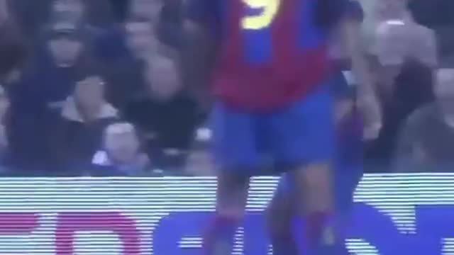 RONALDINHO SHOWING ALL HIS SKILL