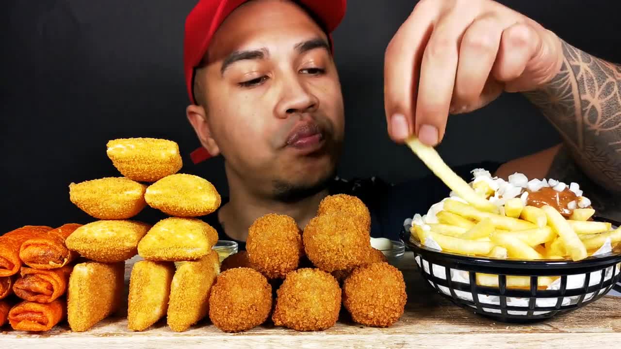 ASMR EATING DUTCH CRUNCHY FOOD PATATJE OORLOG, BITTERBALLEN, KAASSOUFLE MUKBANG *No Talking*