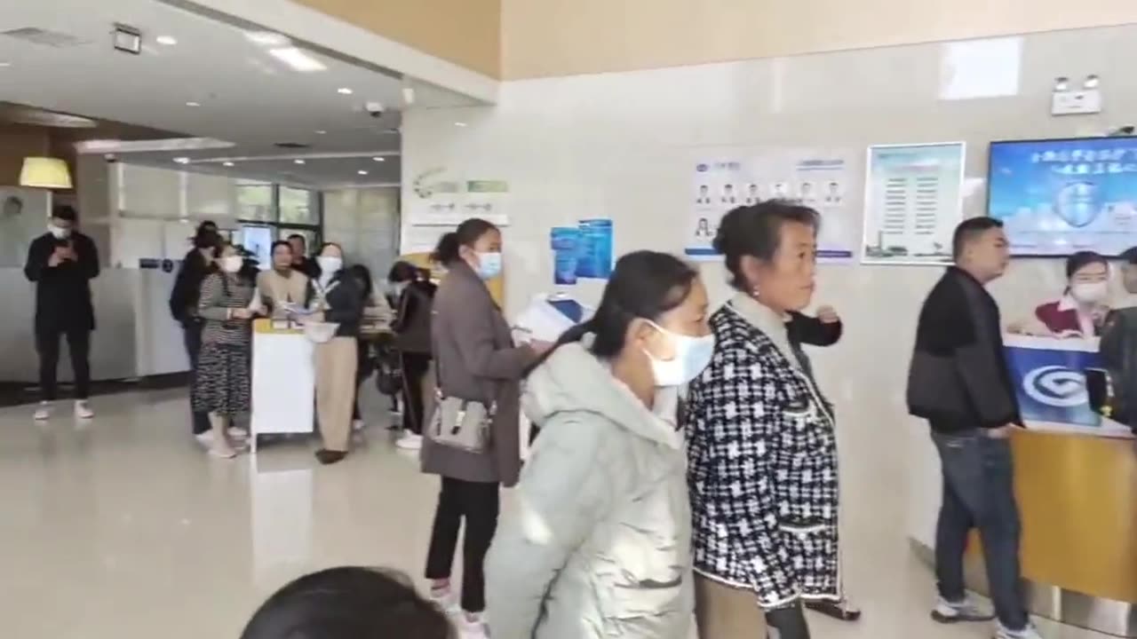 Another rotten building where the owners are pressuring the government by queuing up at the bank