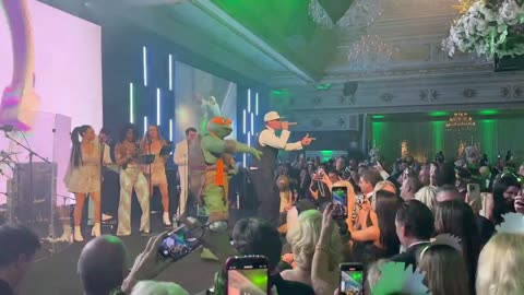 Vanilla Ice Singing His Rap Tunes @ Mar-a-Lago New Year's Eve Party
