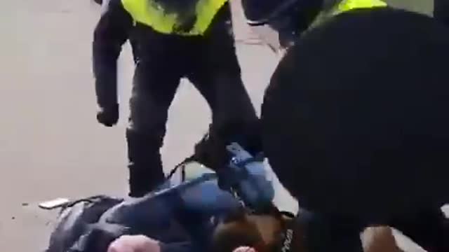 Police brutality in the Hague. My friend told me that it was the worst he has ever seen.#Covid_19