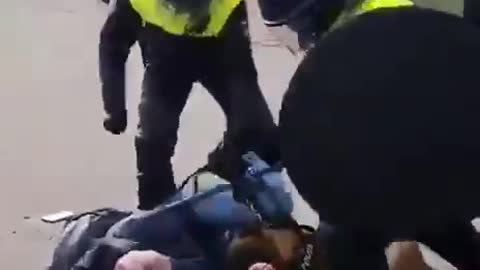 Police brutality in the Hague. My friend told me that it was the worst he has ever seen.#Covid_19