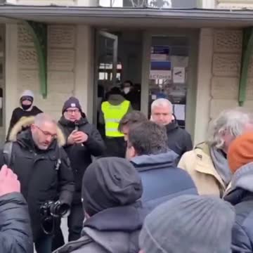 <<Buffone, vergognati>> Matteo Salvini in Polonia: il Sindaco lo accoglie con una maglietta di Putin