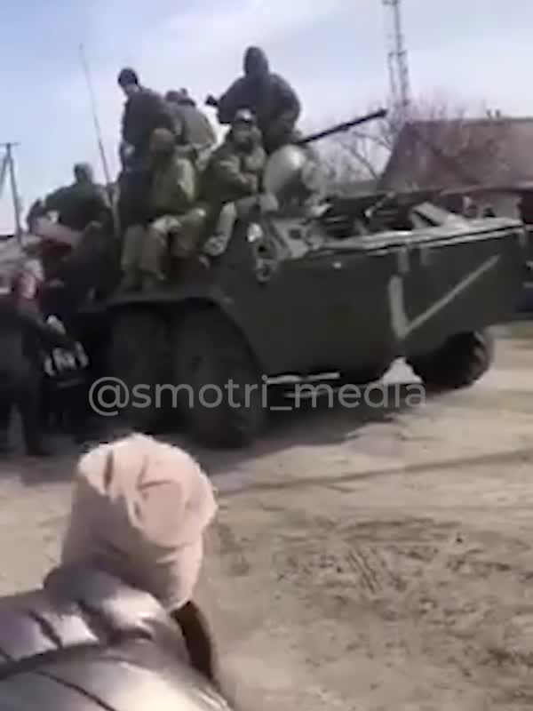 Ukrajinští občané vítají ruskou armádu v Mykolajevském okrese