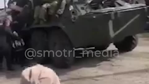 Ukrajinští občané vítají ruskou armádu v Mykolajevském okrese