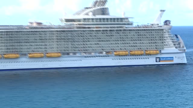 The Harmony of the Seas, biggest cruise ship, is in Sint Maarten, from the Norwegian Bliss