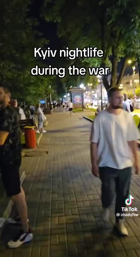 Noční život v Kyjevě - proč nejsou mladí muži na frontě