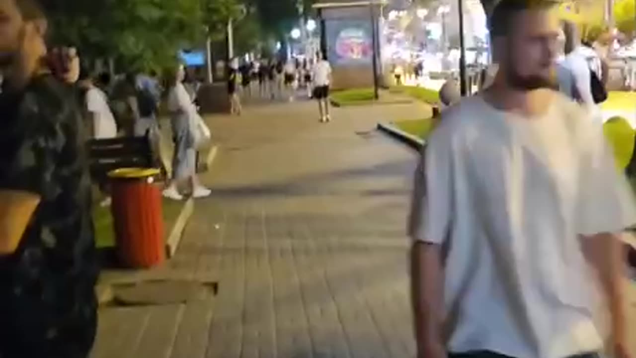 Noční život v Kyjevě - proč nejsou mladí muži na frontě