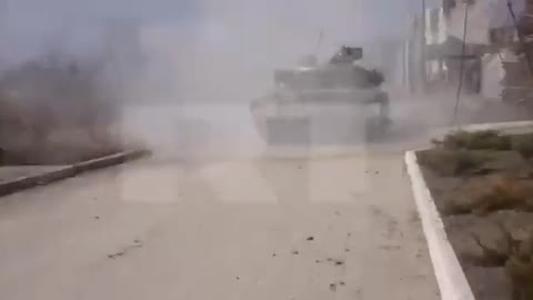 ★★★ A DNR Tank Engages Targets in Mariupol