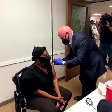 Sen. Mark Kelly Vaccinates Arizonans, cites his NASA training