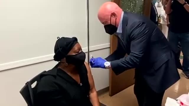 Sen. Mark Kelly Vaccinates Arizonans, cites his NASA training