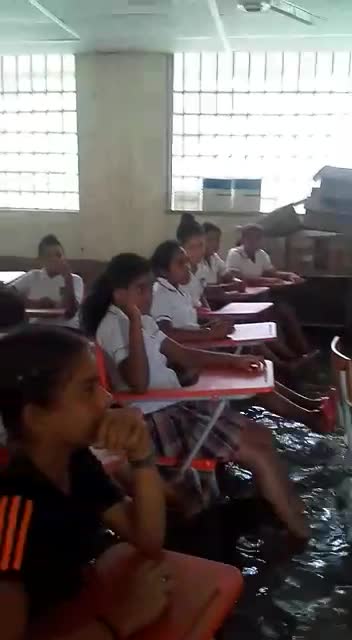 Polémica por video de niños que reciben clase en colegio inundado de Santander