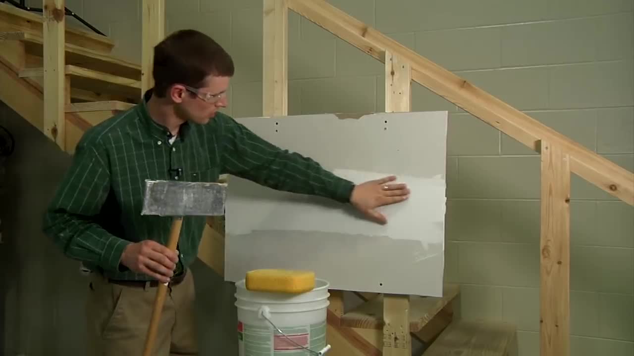 Finishing a Drywall Joint STEP 4
