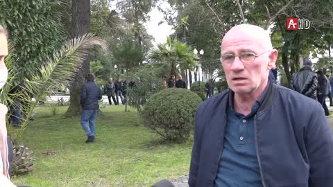 У здания администрации собрались сторонники Аслана Бжания