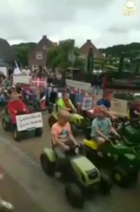 Dutch children show support for the farmers.❤️💪🇳🇱🚜